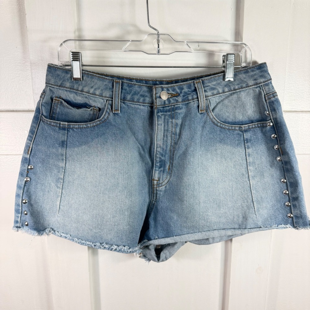 Forever 21 Premium Light Wash Studded Raw Hem Denim Shorts Blue‎ Size 31